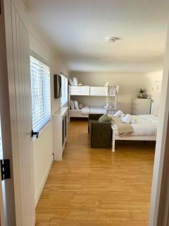 Charmandene - Luxury 5 Bed with Pool and Gated Parking - 8