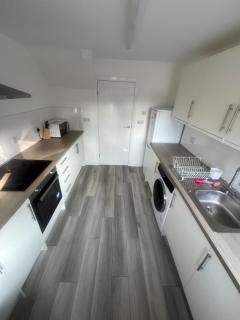 Chic 3 Bed Home Sleeps 6 Free Parking! Families, Contractors, Groups all welcome to our Home! - 0