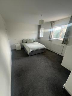 Modern 3 Bedroom Home Ideal for Families and Business Stays - 0