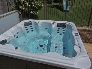 Comfortable villa with jacuzzi - 3