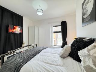Free Parking - Large TV with Back Garden - Liverpool - 9