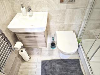Sky View Balcony Suite - Parking & Panoramic Views - Leeds - 2
