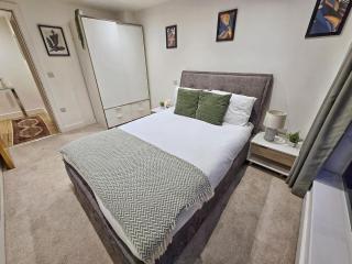Sky View Balcony Suite - Parking & Panoramic Views - Leeds - 1