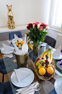 Golden Cat Suite - 0