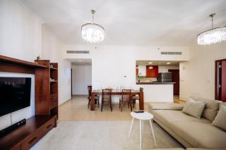 Top Holiday Location - Walk to Beach - Free Pool & Gym - 2