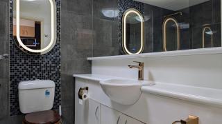 Apartment Near Queen Vic Market and Melbourne Central Station - Parking Available - 2