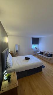 Escape Haven Sleeps 4 in Croydon - 5
