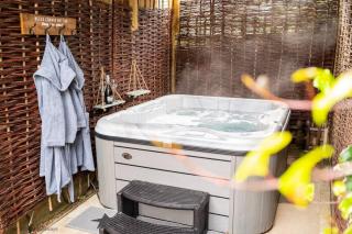 Dog friendly cottage with hot tub under 350 steps to dunes - 0