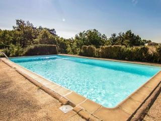 Quiet holiday home with shared pool - 1