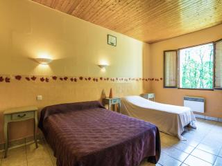 Quiet holiday home with shared pool - 2