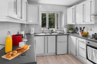 6 Bedrooms, Driveway Parking, Pool Table, Netflix, Huge Long Term Savings - 9