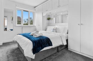 6 Bedrooms, Driveway Parking, Pool Table, Netflix, Huge Long Term Savings - 4