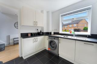 City Centre House with Secure Driveway Parking, Neflix, Garden, Long Stay Savings - Liverpool - 3