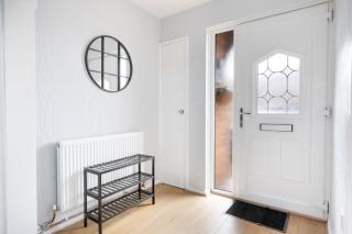 City Centre House with Secure Driveway Parking, Neflix, Garden, Long Stay Savings - Liverpool - 1