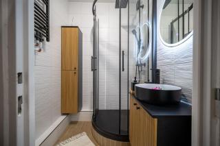 Stylish City Studio Apartment with Balcony - Košice - 4