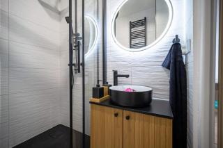 Stylish City Studio Apartment with Balcony - 5