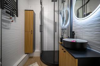 Stylish City Studio Apartment with Balcony - Košice - 3