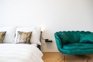 Stylish City Studio Apartment with Balcony - 1