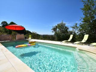 Burgundy Poolside Getaway - Cuzy - 0