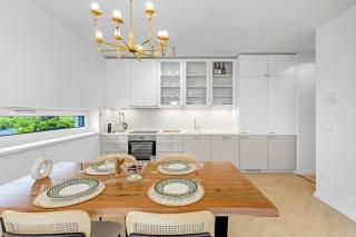 Shiny Stay with Balcony & Private Parking - 5