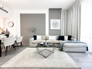 Golden Glow Getaway 1BR in JVC - 6