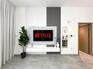 Golden Glow Getaway 1BR in JVC - 4