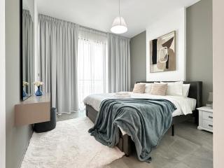 Golden Glow Getaway 1BR in JVC - 3