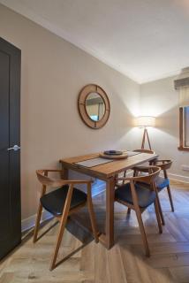 Modern, Stylish Flat on Baker Street, Steps from Stirling Old Town & Station - 3