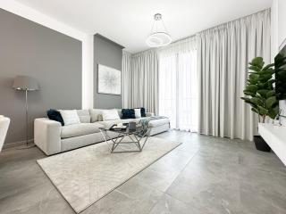 Golden Glow Getaway 1BR in JVC - 2