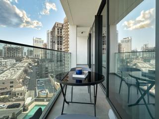 Golden Glow Getaway 1BR in JVC - 5