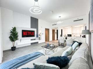 Golden Glow Getaway 1BR in JVC - 0