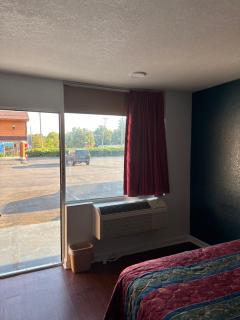 Lamplighter Motor Inn - 1
