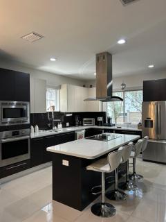 Luxury Beach Townhouse Steps from the Beach - 1