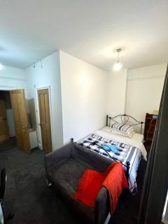 EGHAM LOVELY STUDIO SELF CONTAINED 2 mins station - 9