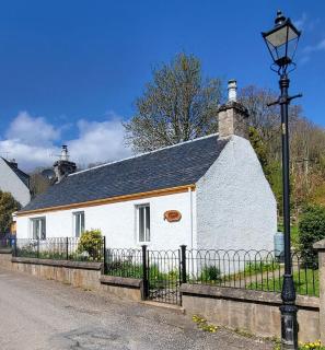 Ghillies Cottage, Loch Ness - Milton - 0