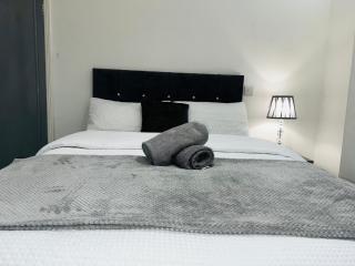 Large 'n' bright House - 8