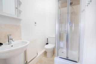 Contractor Stay, Secure Gated Parking, Long Stay Savings - Great Sankey - 8