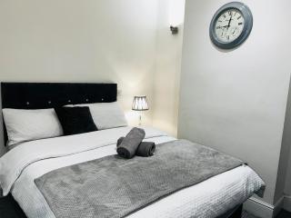 Large 'n' bright House - 9