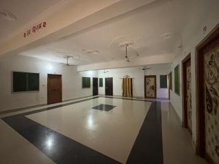 Shri Ram Janki Ashram by Omji - 10 min walk to Hanuman Garhi temple - 1