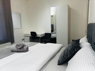 Large 'n' Bright Room - 8