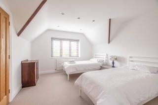 Luxurious Family Retreat in Ascot - 4