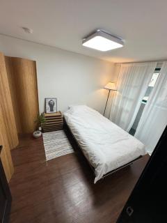 강남구 논현동 신규 숙소 #9호선 언주역 1분거리 #투룸 #6인가능 - 1