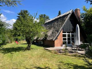 Charmerende Sommerhus Med Stråtag Tæt Ved Vandet - Vordingborg - 0
