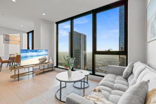 Luxury CBD 3BR with Pool, Spa, Sauna, Gym & Skyline Views - 6