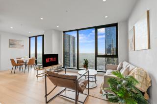 Luxury CBD 3BR with Pool, Spa, Sauna, Gym & Skyline Views - 4