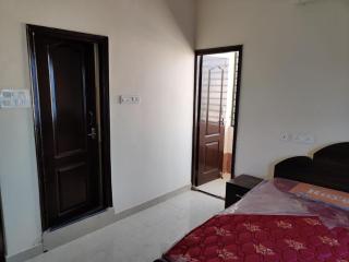 HS Royal Apartment For Families - Hyderabad - 8