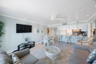 Bright Updated Beachfront Complex 2BR2BA - 3