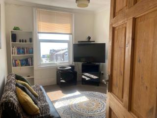 Pet-Friendly 2-Bed Apt Sleeps 5 10 mins to Beach - Ramsgate - 0
