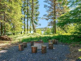 Lakefront House with Terrace - 5