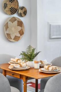 The Red Steps Away From World's Largest Dinosaur 3BR House - 6